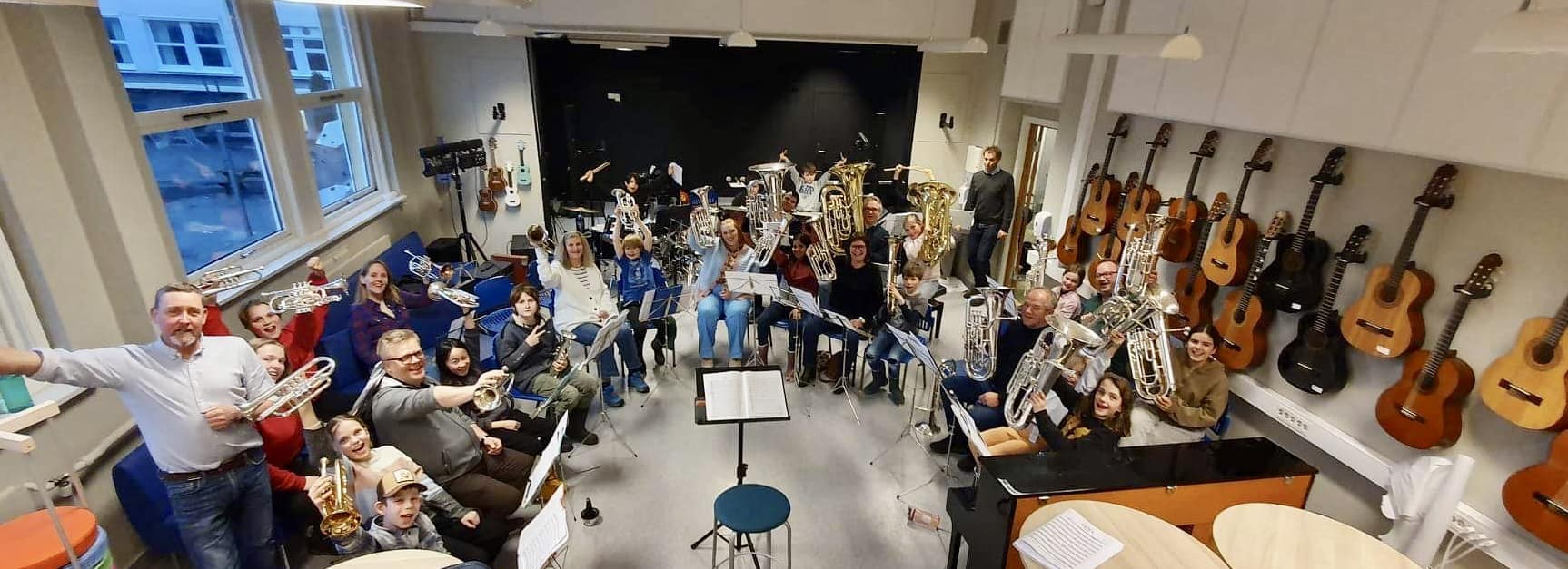 BjørsvikUngBrass i samspel med unge musikantar